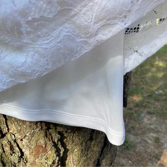 Banana Republic women’s size M, white, lace blouse, w/attached lining, NWT - Picture 4 of 14